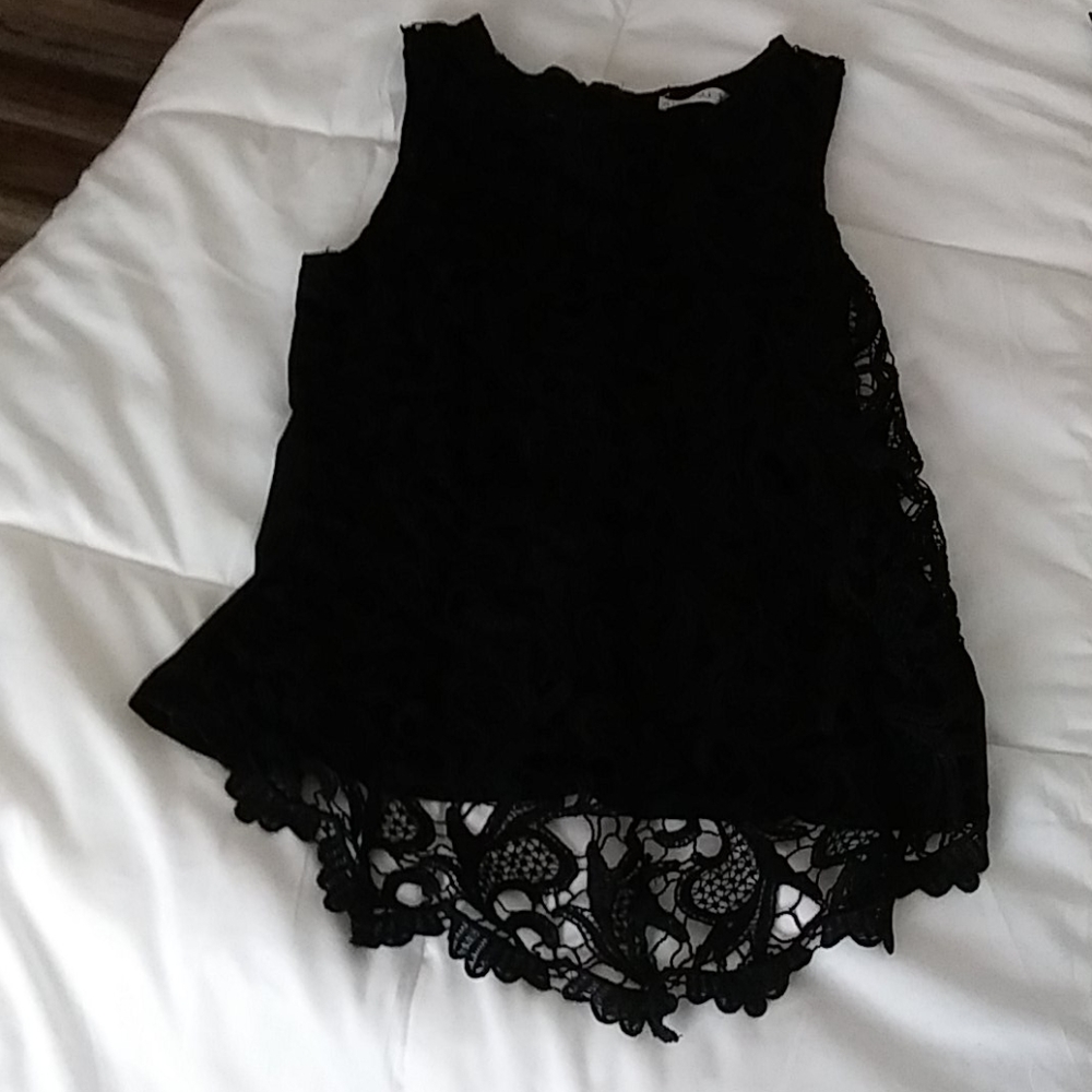 Sleeveless thin silk top with lace
